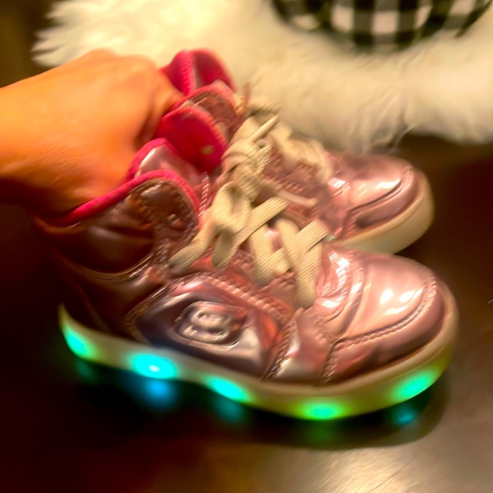 ✨🎀 light up pink metallic skecher shoes sz 8 toddler